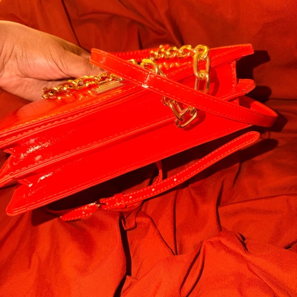 Chic Orange Handbag with Gold Chain - Picture 5 of 12